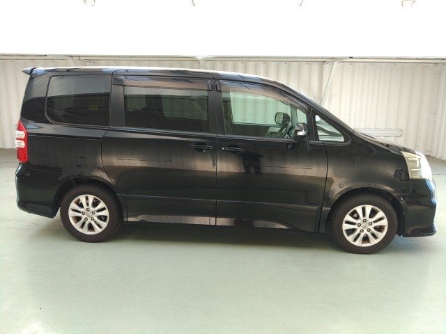 
								TOYOTA NOAH full									