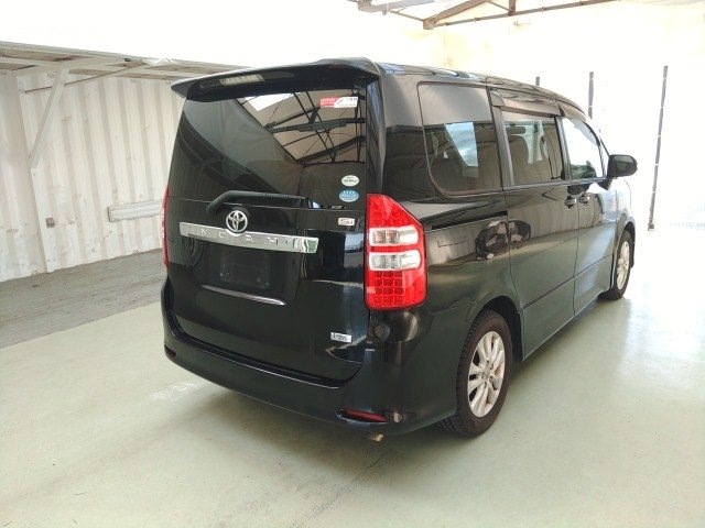 
								TOYOTA NOAH full									