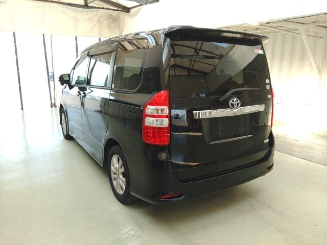 
								TOYOTA NOAH full									