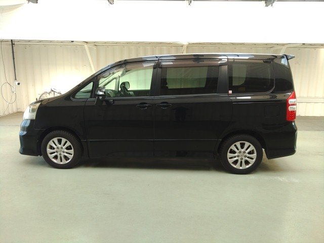 
								TOYOTA NOAH full									