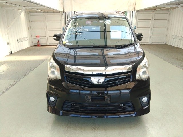 
								TOYOTA NOAH full									