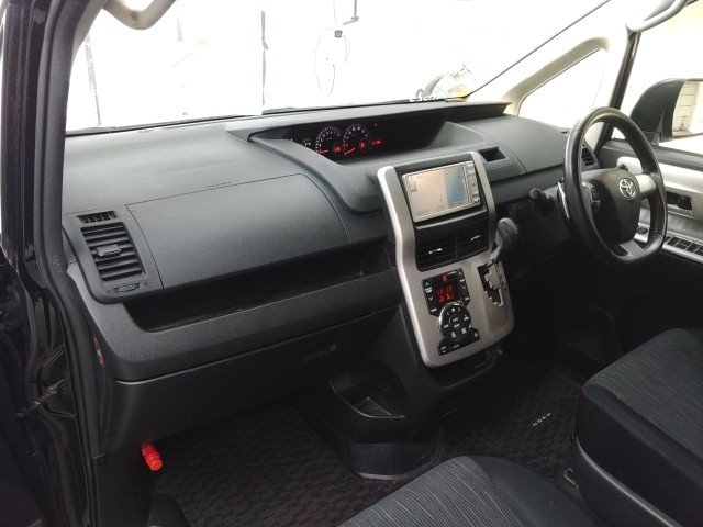 
								TOYOTA NOAH full									