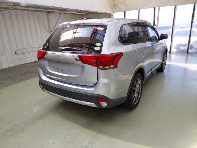 
								MITSUBISHI OUTLANDER full									