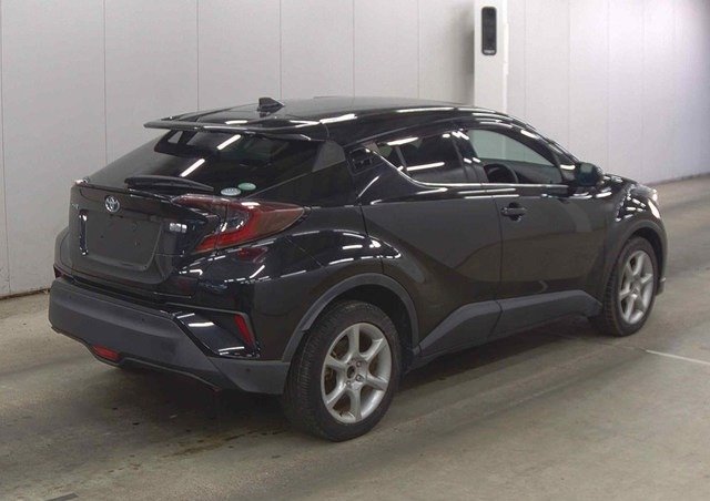 
								TOYOTA C-HR HYBRID G full									