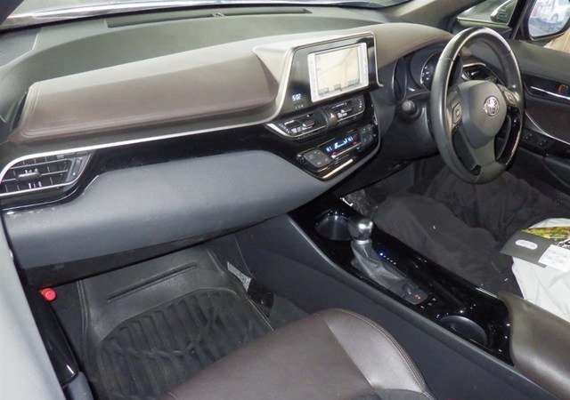 
								TOYOTA C-HR HYBRID G full									