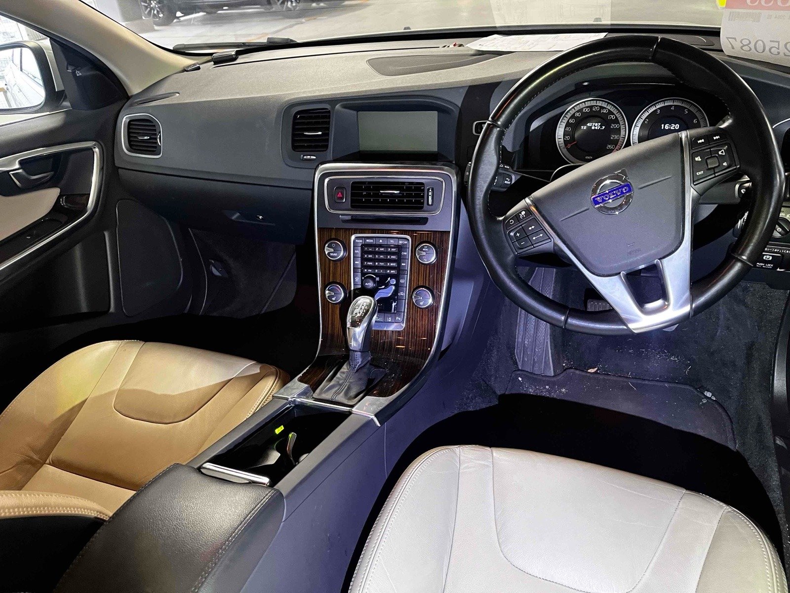 
								Volvo V60 T6 AWD | 2012 Model full									