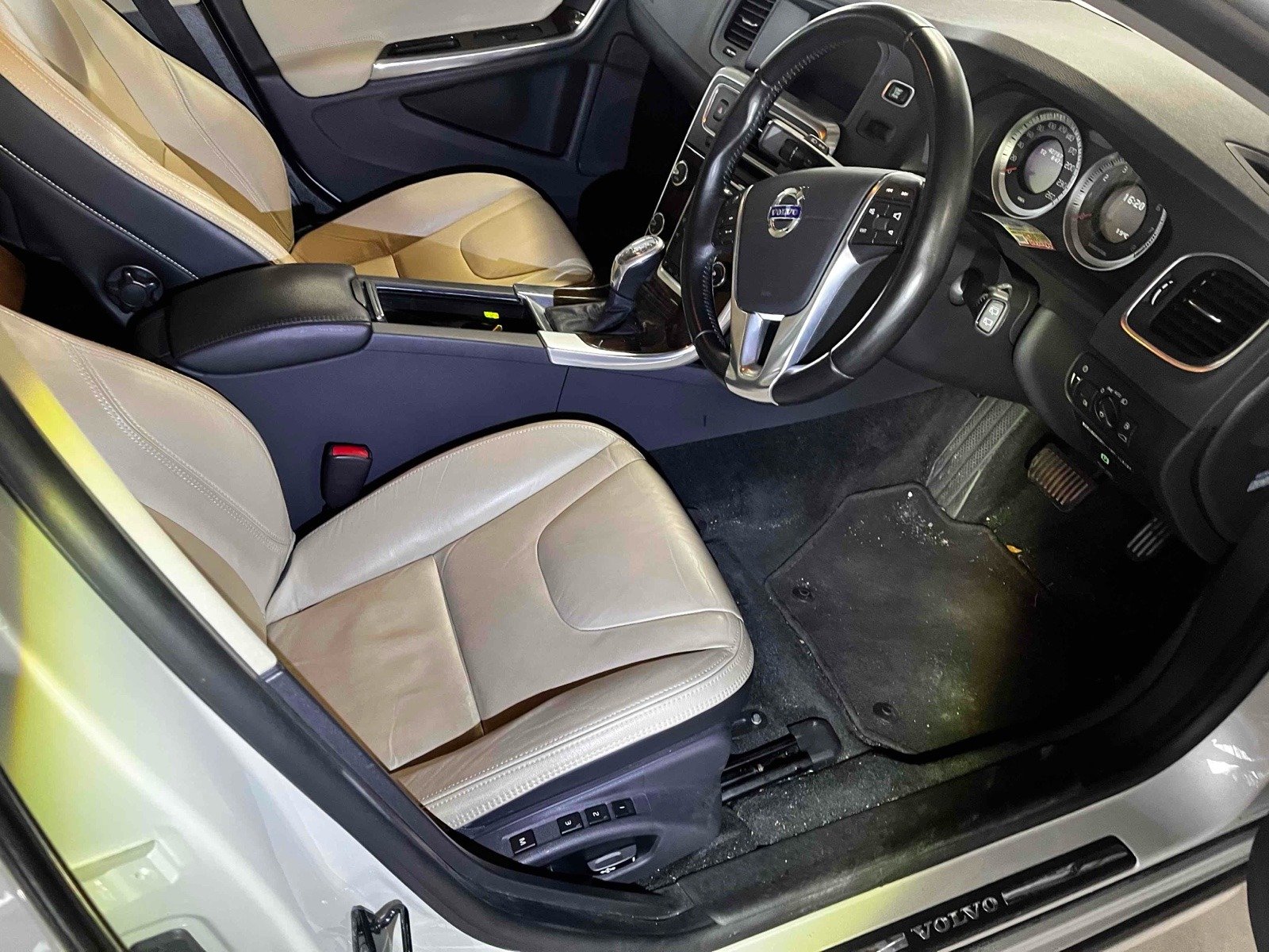 
								Volvo V60 T6 AWD | 2012 Model full									