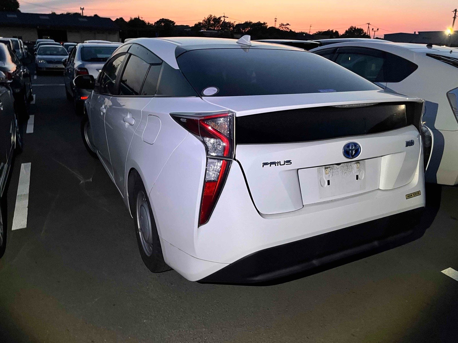 
								Toyota Prius full									