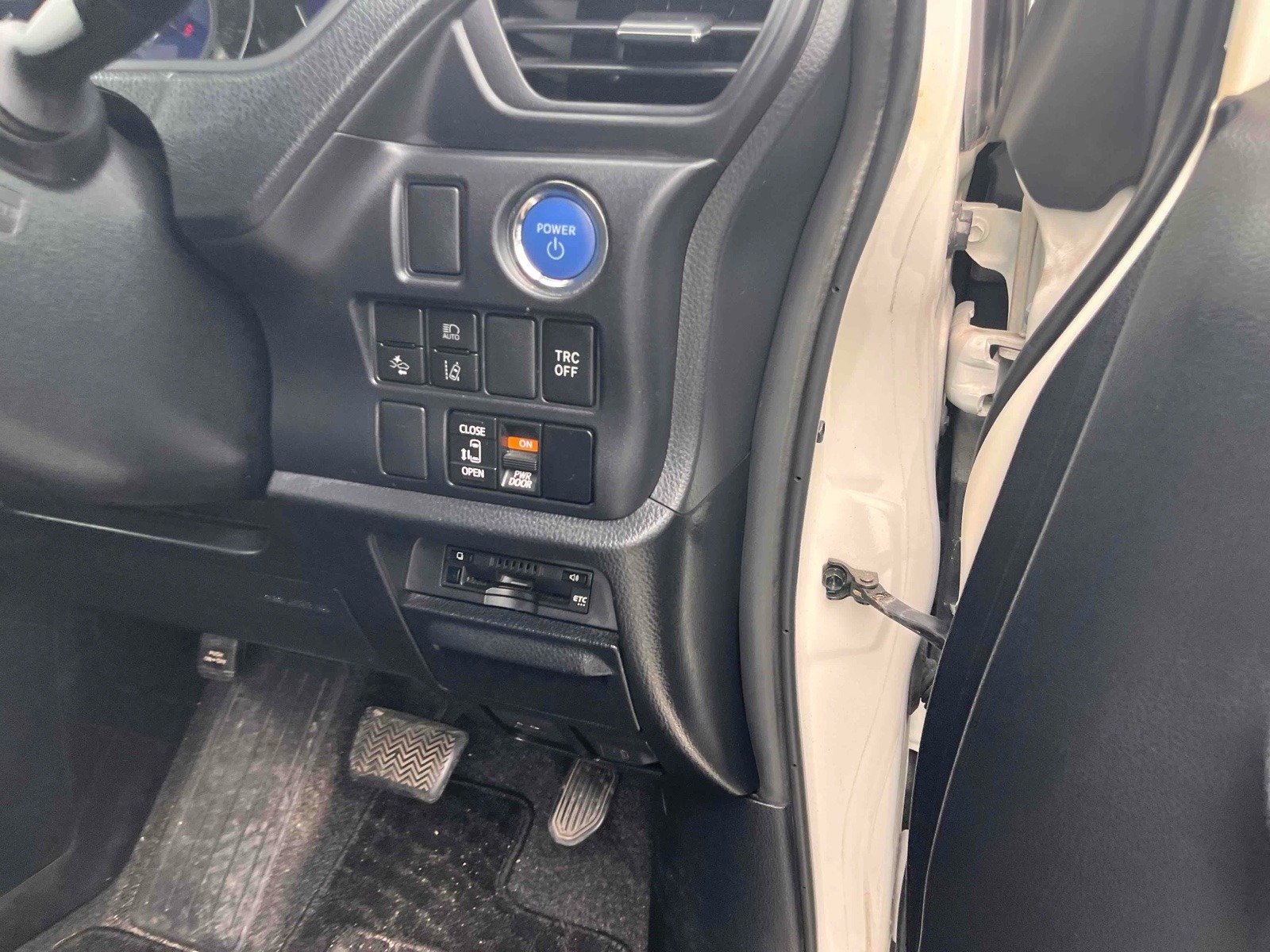
								Toyota NOAH Hybrid X | 2019 Model full									