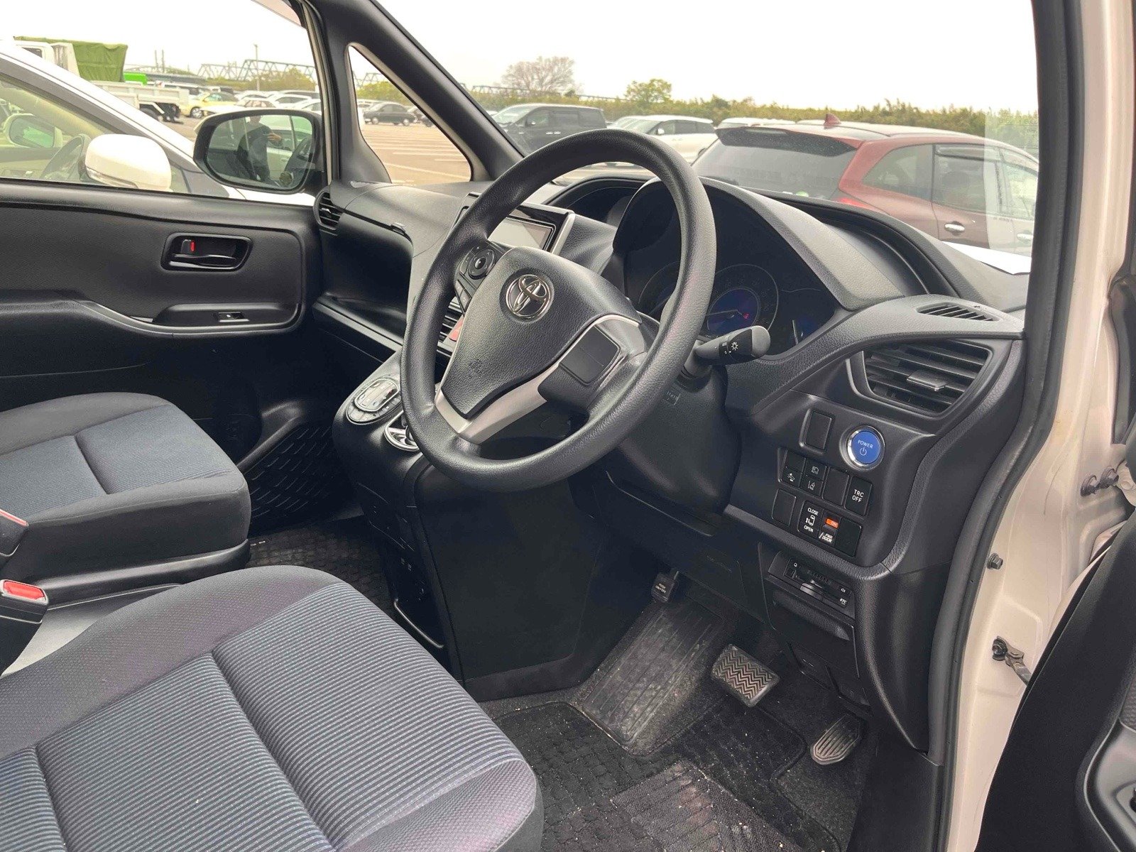 
								Toyota NOAH Hybrid X | 2019 Model full									