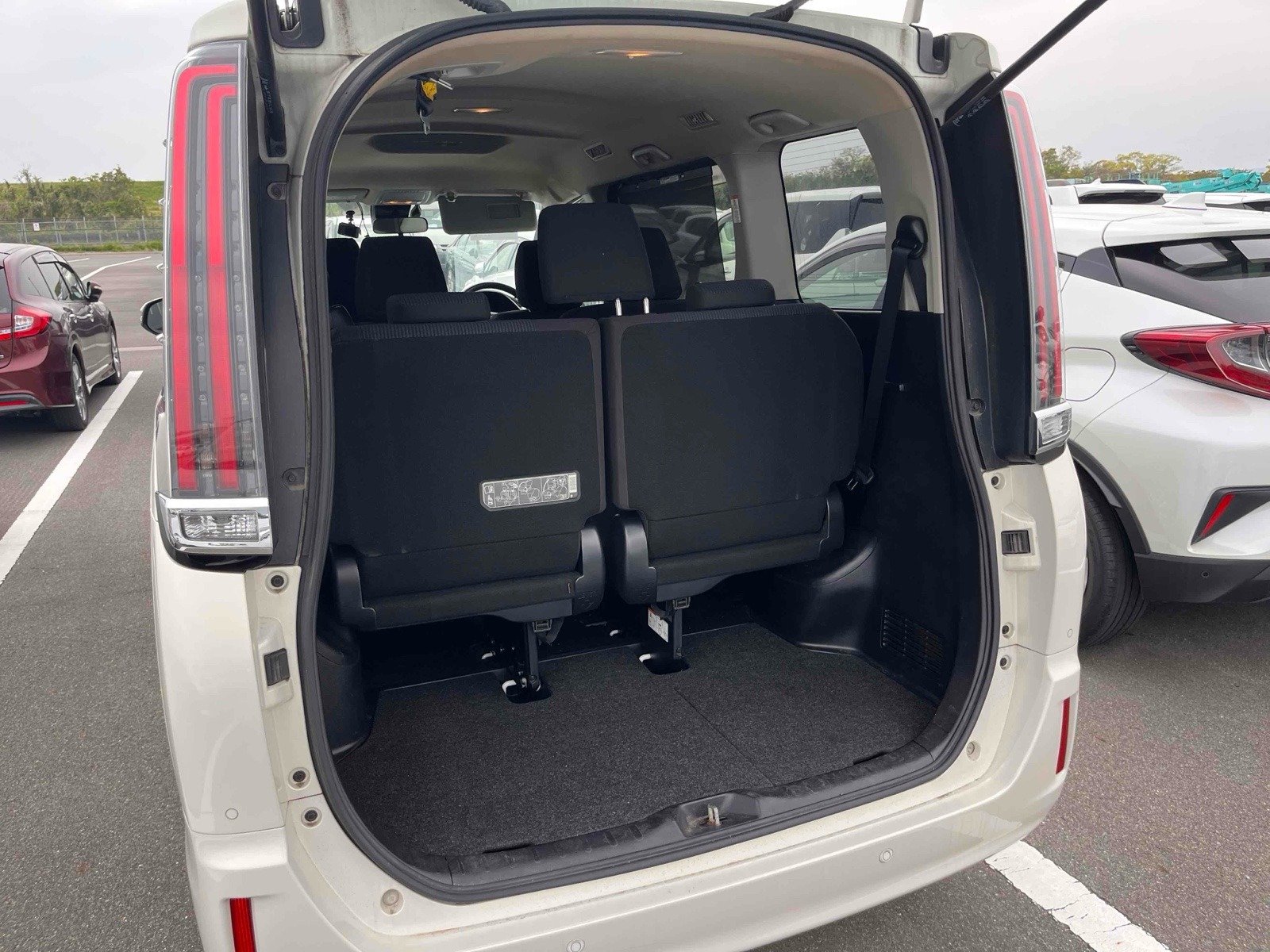 
								Toyota NOAH Hybrid X | 2019 Model full									