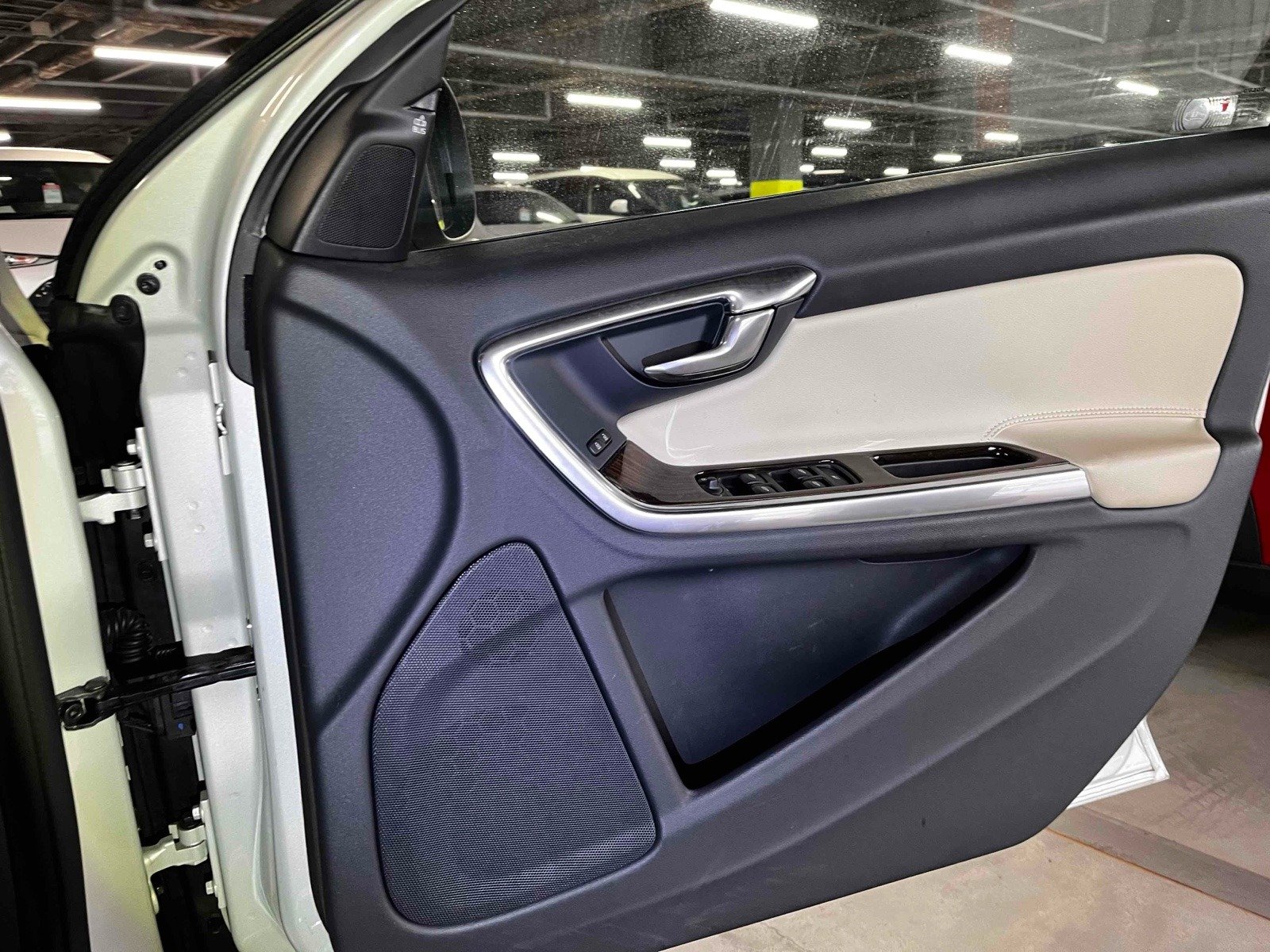
								Volvo V60 T6 AWD | 2012 Model full									