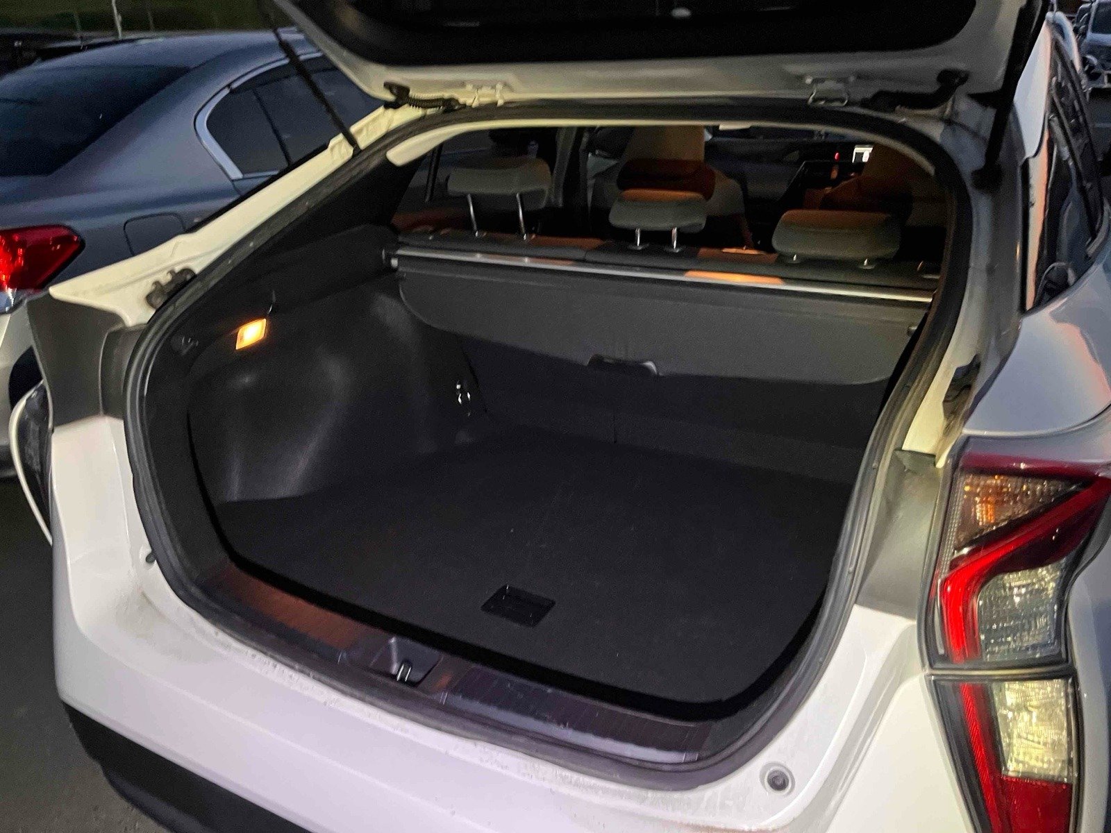 
								Toyota Prius full									