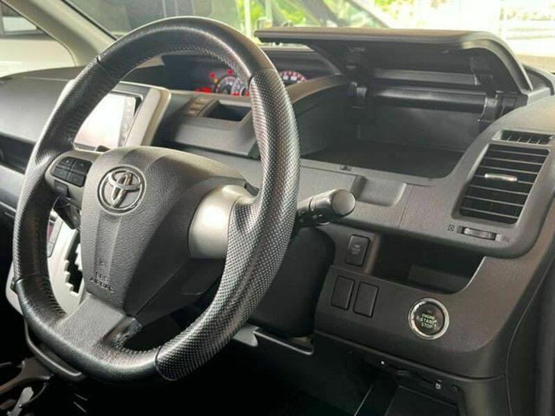 
								TOYOTA NOAH ZRR70W full									