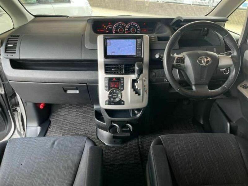 
								TOYOTA NOAH ZRR70W full									