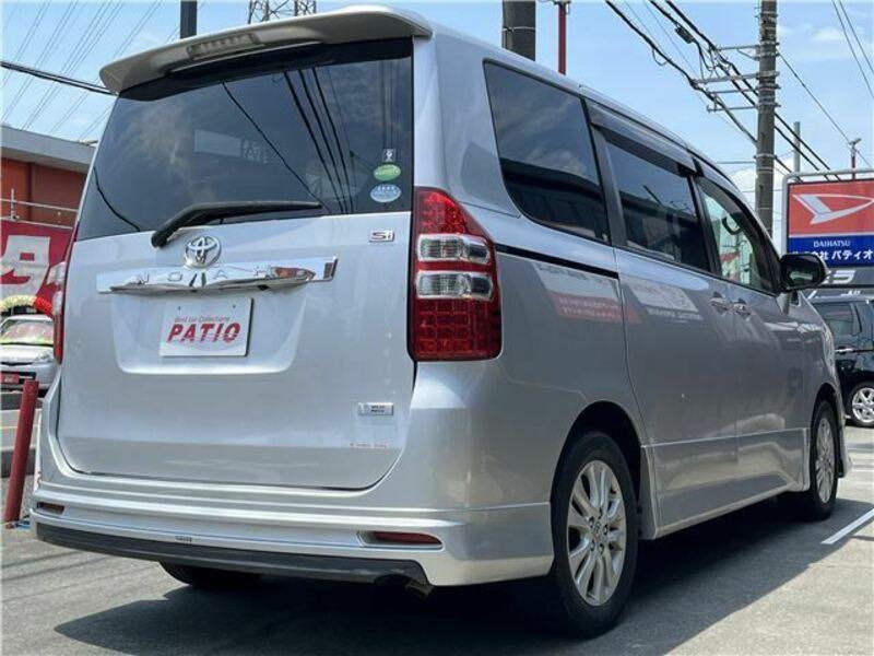 
								TOYOTA NOAH ZRR70W full									