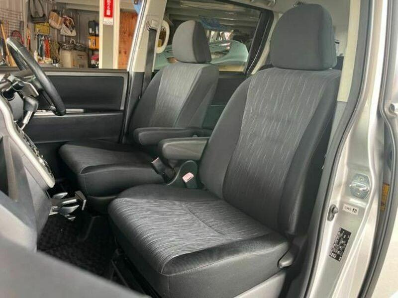 
								TOYOTA NOAH ZRR70W full									