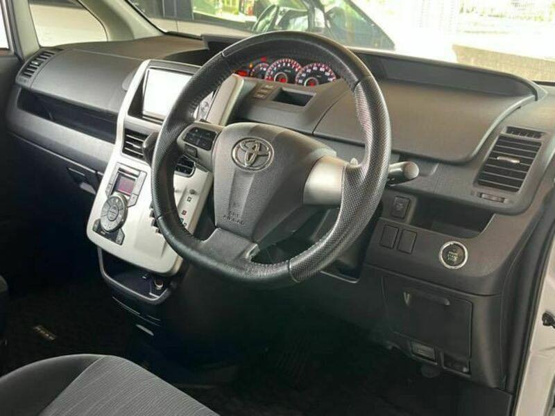 
								TOYOTA NOAH ZRR70W full									