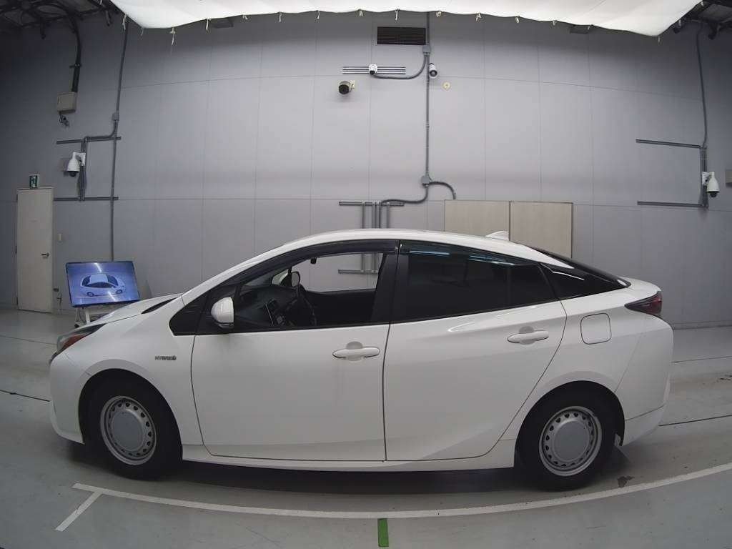 
								Toyota Prius full									
