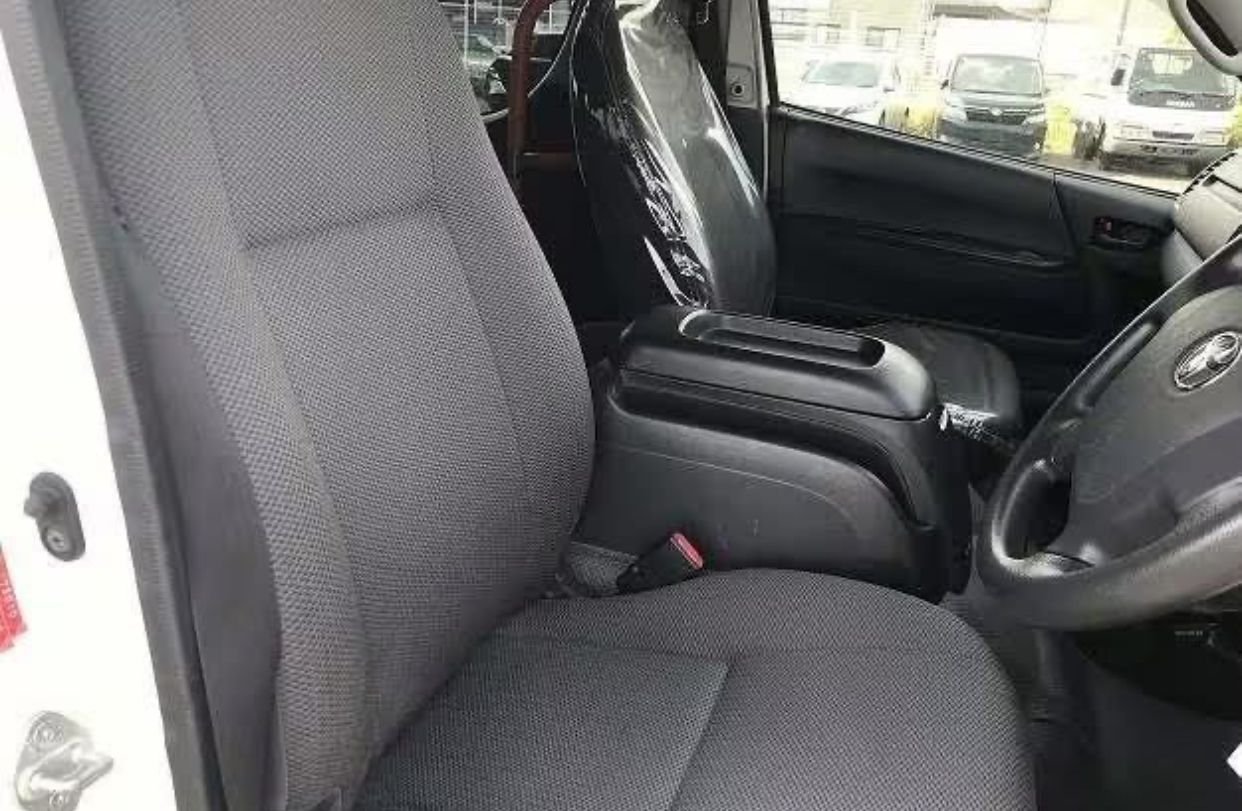 
								TOYOTA HIACE WAGON 2018 full									
