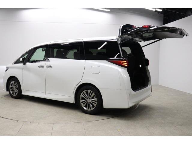 
								2023 Toyota Alphard full									